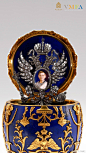 玲珑万象--#来自美国的俄罗斯皇家法贝热装饰艺术展#精品欣赏之阿列克谢皇储彩蛋。彩蛋由青金石、黄金、钻石制成；画框由铂、青金石、钻石、水晶（微型画为复制品，原作为猛犸象牙水彩画）制成。这是沙皇尼古拉二世于1912年赠予皇后亚历山德拉·费奥多萝芙娜的礼物。该彩蛋由六块青金石制成，壳体饰有黄金雕琢的双头鹰、双翼女像柱、华盖、涡卷、花篮和浪花图案。