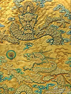 #传统技艺# 珠绣 - 中国的珠绣起源于隋唐，多用于宫廷服饰和帝王之家。《元史•舆服志》中记载了元朝的宫廷袍服多缀饰大小珍珠与红宝石，这种形式在清朝服饰中也非常多见，通常以不漏地的米珠珠绣来表示龙鳞之光。 ​​​​