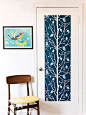 多彩墙纸点亮空间 9个房门装饰方案【蓝色的背景白色树木图案，搭配一旁的小鸟装饰画，使这个空间的散发着一种田园的自然气息。】

