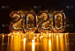 黑色墙壁上挂着大量的充气人物2020，装饰着漂亮的圣诞彩灯，还有一个放文字的地方