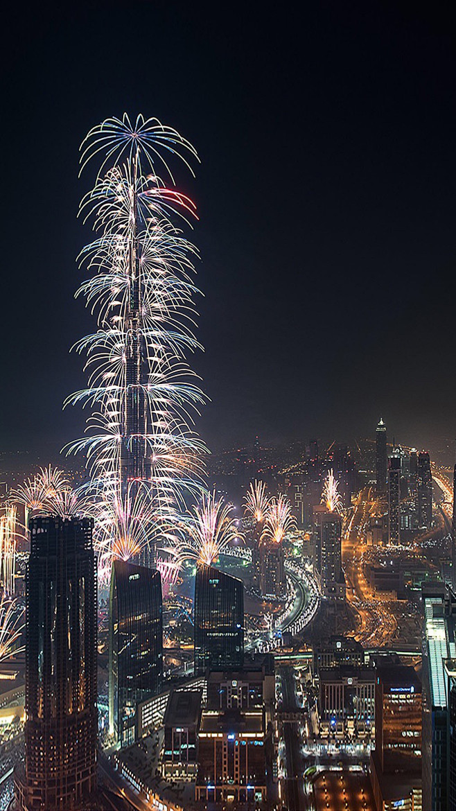 灯火辉煌的街头