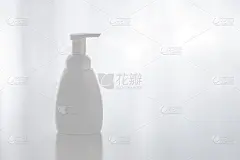 有机天然婴儿化妆品，塑料瓶沐浴乳，洗发水，乳液，沐浴露，白色背景的身体乳。空间模型,复制