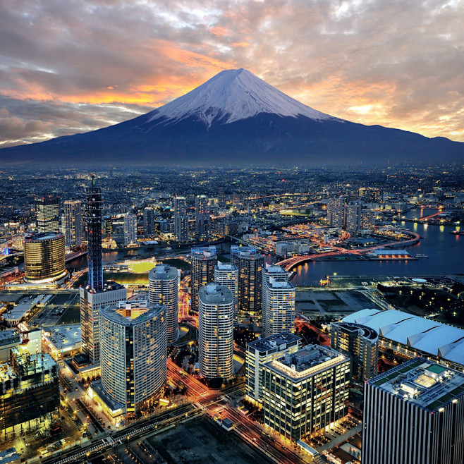 富士山与城市风景图片