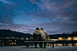 后视图的资深夫妇坐在长椅上并排欣赏日落的湖，而访问传统日本城镇东山，京都，日本黄昏图片素材
