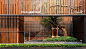 沿街临时围界空间 Chalearmnit 53 Site Hoarding / Archive Studio : Archive Studio ：委托为 Areeya房产集团设计展示区的临时入口空间，包括一个临时围墙和临时车行入口，Chalearmnit 53的外立面采用了一系列的格栅，打造出通透的半围合的沿街围界空间。