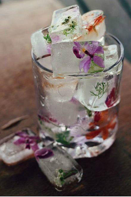 当花朵遇到冰块。来一杯水晶花茶吧~