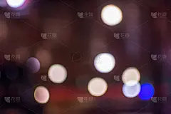 抽象模糊的散景蓝紫闪烁的闪光用于圣诞背景。