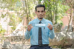 一名中国医生正在教授如何使用城市公园的卫生页面，并通过互联网教授，博客培训直播