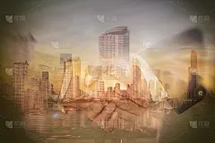 背景中，一个商人的手在对着大城市颤抖。双重曝光图像。