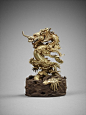 Dragon bondissant dans les nuées. Or et bois, 2e année Thiêu Tri, 1842. H. 12,9 cm; Diam. 8,2 cm. Musée d’Histoire du Vietnam, Hanoi © D.R / Photos : Thierry Ollivier