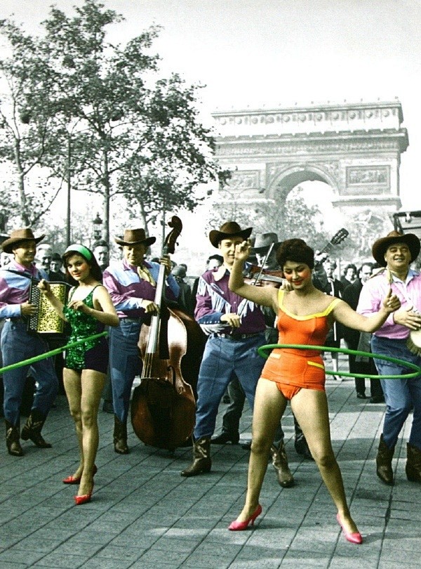 1958年，巴黎香榭丽舍大街，呼啦圈比赛