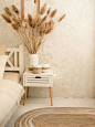 Dormitorio con alfombra de yute "Alhambra" ovalada. Tejida a mano con material natural de la planta. La estética artesanal de nuestro modelo Alhambra le aporta personalidad y permite que se adapte a todos los estilos decorativos. El yute es una 
