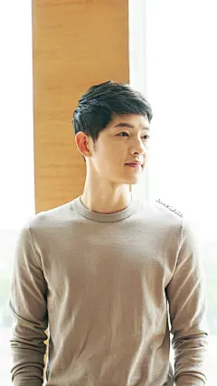 新鲜出炉 #宋仲基# #太阳的后裔# 今日香港活动图速成的手机壁纸【尺寸1080*1920】迷妹们可以拿去舔屏了kkk【勿去logo二改转载请注明来源】PS:明天就是周三了@宋仲基贴吧官博