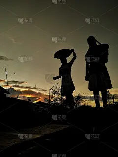 日落后下班回家路上的农妇