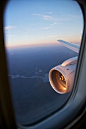 飞机在美丽的夕阳下从机场跑道起飞图片下载