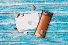 俯视图上的模型与防晒瓶白纸卡