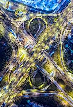 鸟瞰图，道路环岛，高速公路与汽车停车场在泰国的城市。美丽的街道，市中心，城市景观，顶视图。背景