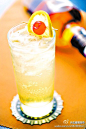 【汤姆柯林斯Tom Collins】适合夏天，口感清爽~材料：辛辣金酒45ml，柠檬汁1/2个量，砂糖3茶勺，苏打水补足剩余，柠檬片1片，红樱桃1个 制作：(1)将金酒、柠檬汁、砂糖轻轻摇和(2)将摇和好的酒倒入高杯中(3)加入冰块，注满苏打水，用柠檬片和樱桃装饰