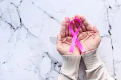 女性手拿粉红丝带，乳腺癌宣传月