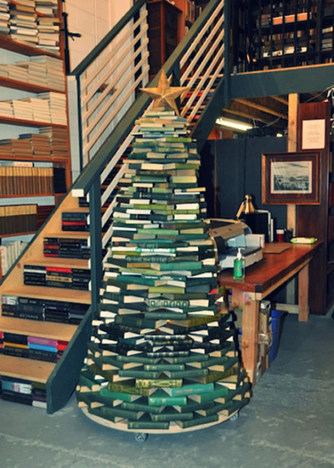 书籍也能变成圣诞树哦！出现于某书店的圣诞...