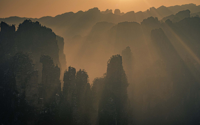 杨家界景区位于张家界西北部，北邻天子山，...