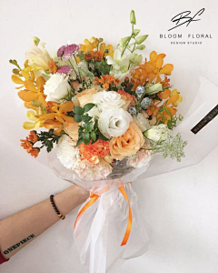 西八哈采集到BF中型花束。公众号bloomfloral