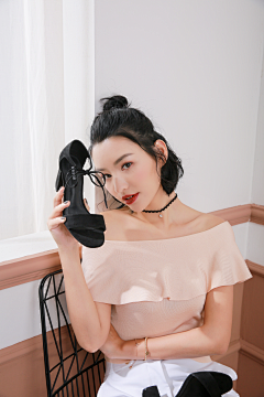 椿一在此采集到手拿鞋模特