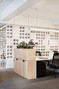 - Make Ventures 办公室 -
Make Ventures HQ
澳大利亚 墨尔本
设计丨Tecture

房地产开发商 Make Ventures 的办公室
由 Tucture 设计团队设计
在内部采用了品牌 Austral Masonry GB 
200mm 的陶瓷砖块
制成各种隔断墙的材料