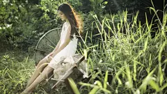 夏天户外树林风景,穿白色裙子的女孩,长发,唯美桌面壁纸