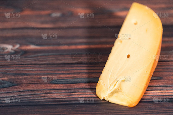 大楔形烟熏豪达奶酪在深色的木头背景5160251601