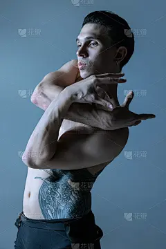 半身像的年轻男子，灵活的男性当代舞者跳舞孤立在旧海军工作室的背景。艺术，运动，灵感概念。