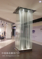 商业空间中的柱子装饰设计--北京悠唐广场中的玻璃直纹喷砂图案内打光的柱子设计