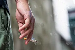 在城市外的公共场所吸烟的男子