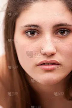 注意我的嘴唇，你就不会介意了