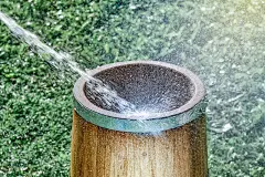 男清洁或充满干净的橡木浴缸与清水