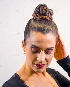 工作室拍摄的白色背景，黑发企业家女孩马尾辫和黑色衬衫