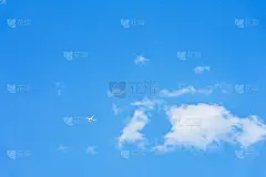 无人机飞离蓝天，带着白云，纹理。为现代背景，图案，壁纸或横幅设计与文字的地方
