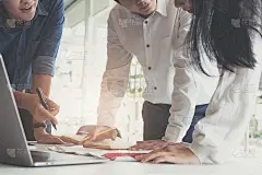 业务财务，会计与合伙人正在开会讨论审计财务计划销售，以满足明年设定的目标。股票市场的概念。