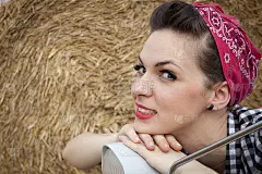 美丽的微笑海报女郎在复古摩托车上