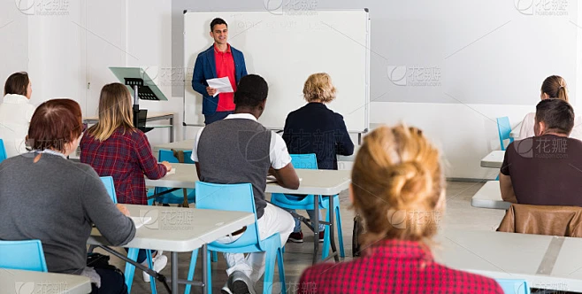 男老师给学生讲课