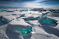 [贝加尔湖冰雪奇景：冰面通透如绿松石] 贝加尔湖是俄罗斯风景摄影师亚历克斯·特洛菲莫夫最喜欢的拍摄地。作为世界上最深的淡水湖泊，贝加尔湖拥有世界地表淡水总量的五分之一。贝加尔湖也是世界上最古老的淡水湖泊之一，形成于2500万年前，拥有超过1700种动植物，其中80%的物种都是特有的。这里的湖水非常清澈，在冬季结冰的时候，甚至还可以看到冰面30米以下。特洛菲莫夫说：“拍摄并不容易，因为贝加尔湖以变幻莫测著称，在冰面上拍摄有时十分危险。”每年三月，温度开始回升，在风力和阳光的作用......
