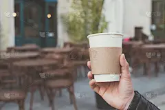 手里拿着一杯咖啡