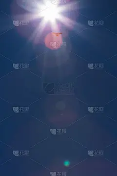 一个戴着面具和装备的滑雪者背对着摄像机从滑雪板上滚下山坡。下面你可以看到森林和白雪覆盖的山谷