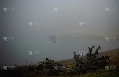 我去了我城镇附近的一个湖，看到了雾，所以我试着拍了一些有趣的照片