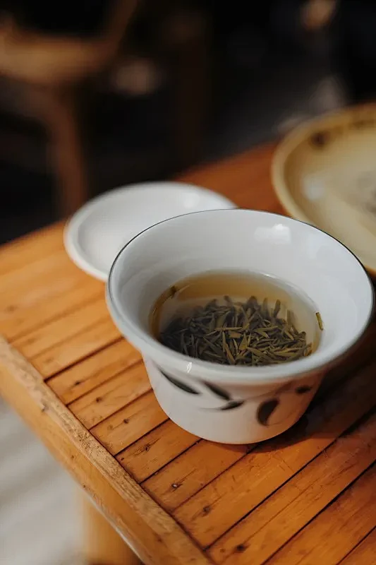 竖构图藤桌上的盖碗茶图片下载