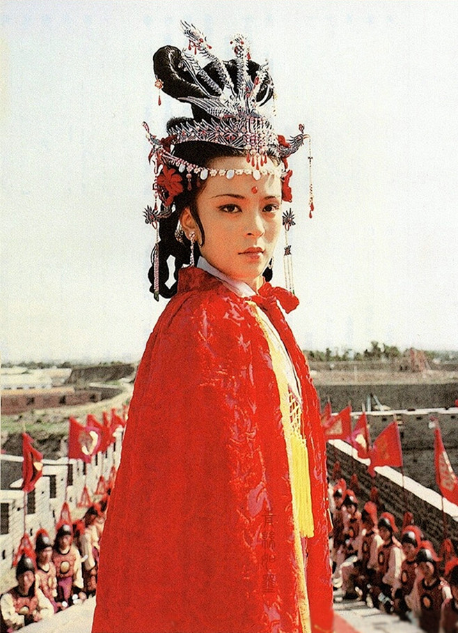 "原文由"必得贵婿"引发出来,意思是众人打趣贾探春要做王妃.称贾元