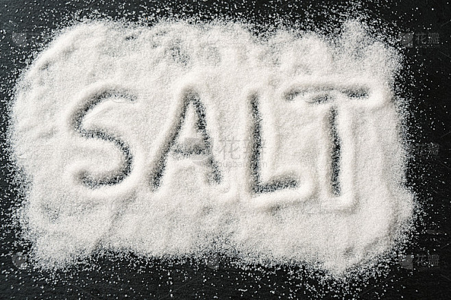 “盐”(SALT)一词从高处俯瞰，在一块黑色的石板上倾泻出盐晶体