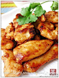 【甜辣鸡柳】1.鸡胸肉用刀背拍松,切成粗条状；2.加入少许盐.生抽.植物油.淀粉,及姜片一起拌匀；3.加入两匙甜辣酱拌匀,腌制2小时以上,亦可放冰箱过夜；4.不粘锅扫薄薄的一层油,将腌好的鸡肉摆好,小火煎至金黄,煎香一面再翻面煎,不要翻来炒去,至煎熟即可