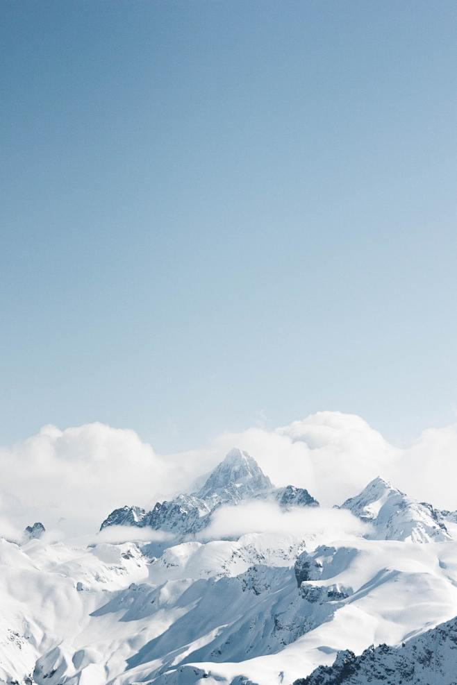 白天白雪覆盖的山脉在蓝蓝的天空下