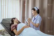 护士以会诊医生的治疗细节来检查病人，并鼓励病人来医院改善
